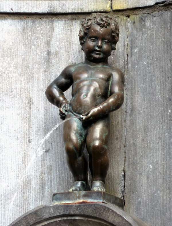 manneken-pis-peeing-boy-nude-600x785.jpg